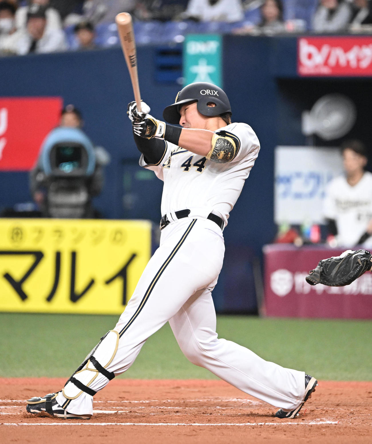 オリックス対ソフトバンク　6回裏オリックス1死一塁、左越え本塁打を放つ頓宮（撮影・和賀正仁）