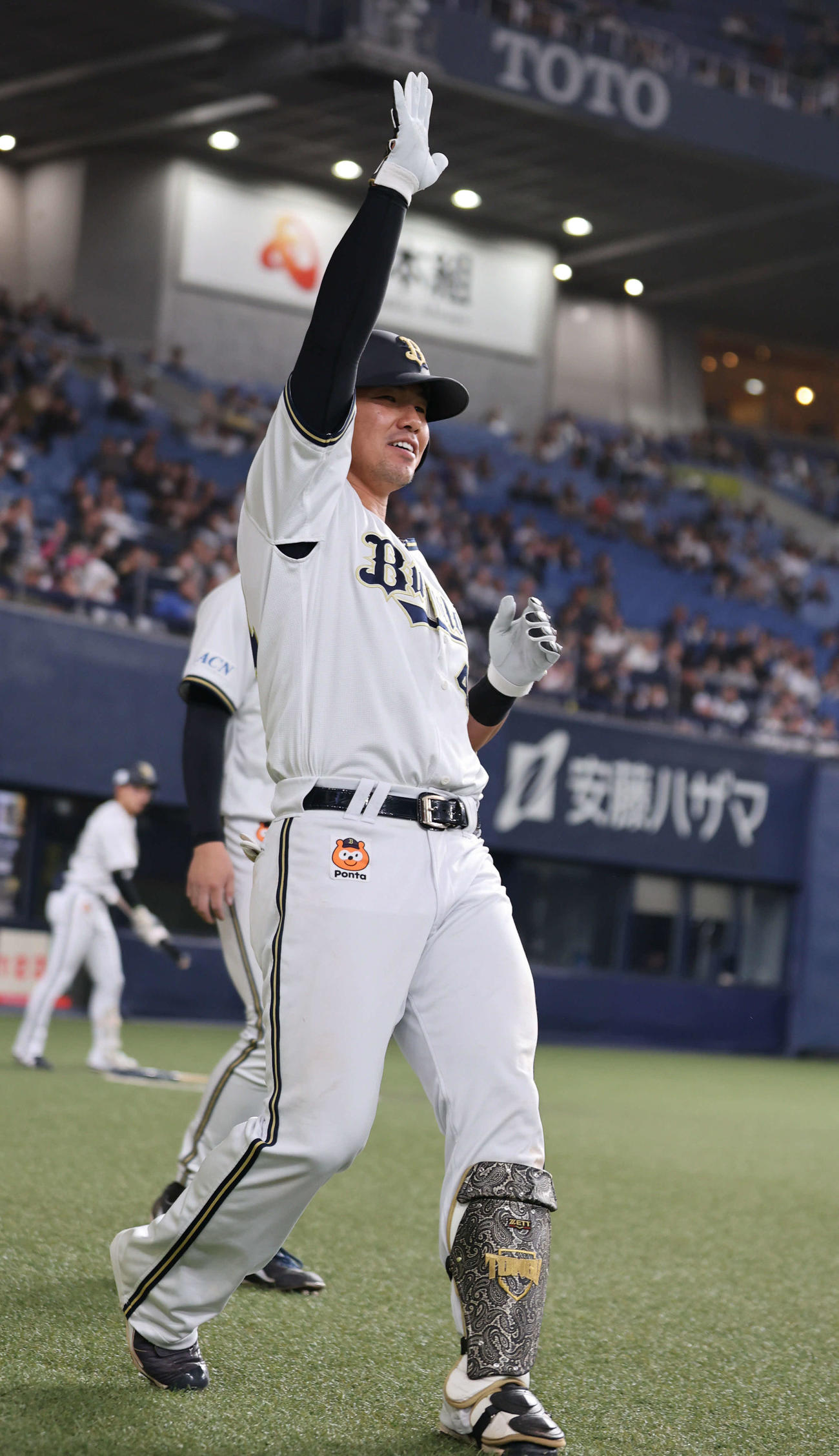 オリックス対ソフトバンク　6回裏オリックス1死一塁、頓宮は左越えに本塁打を放ち「ほいさー」ポーズを決める（撮影・西尾就之）