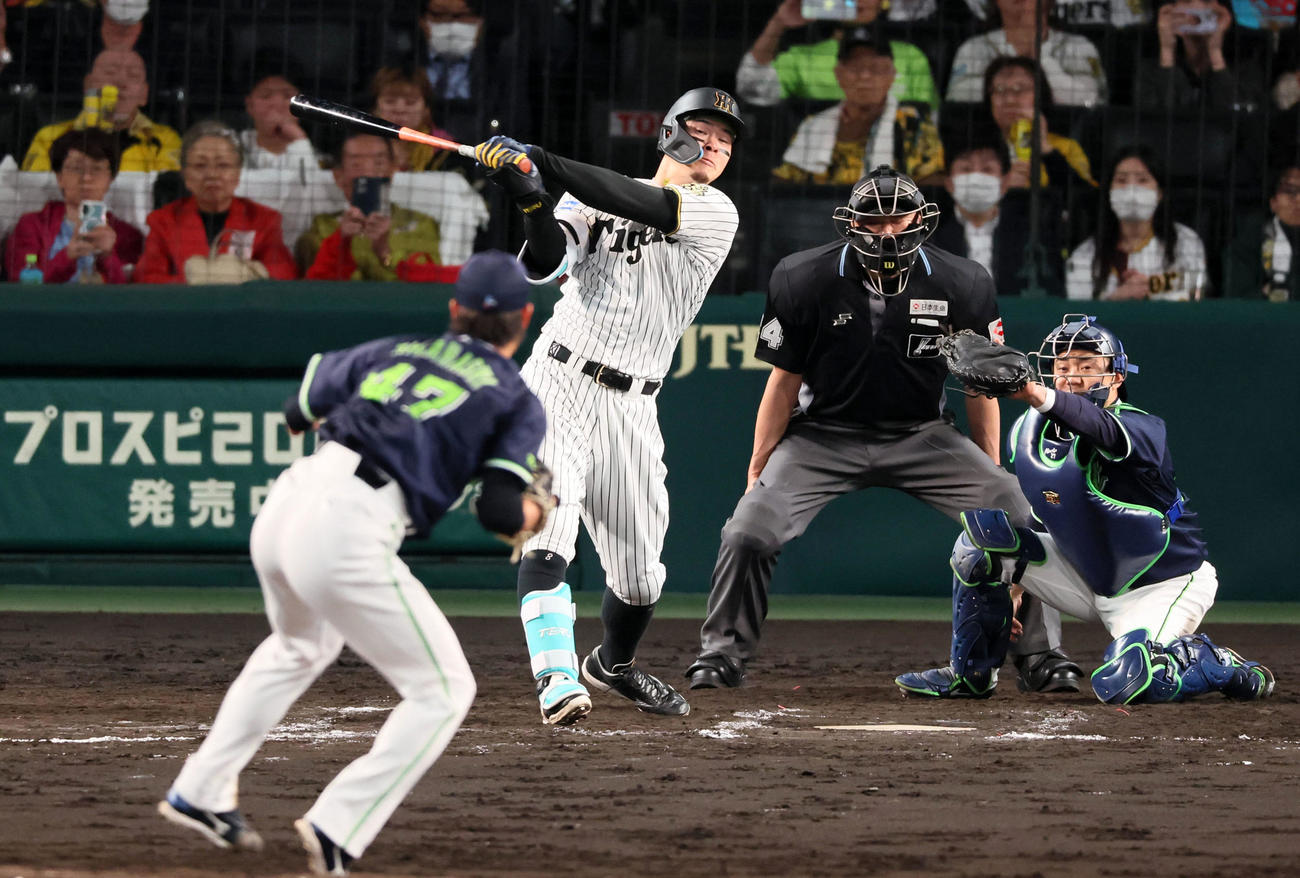 阪神対ヤクルト　8回裏阪神無死一塁、代打佐藤輝は三振に倒れる。投手高橋（撮影・加藤哉）