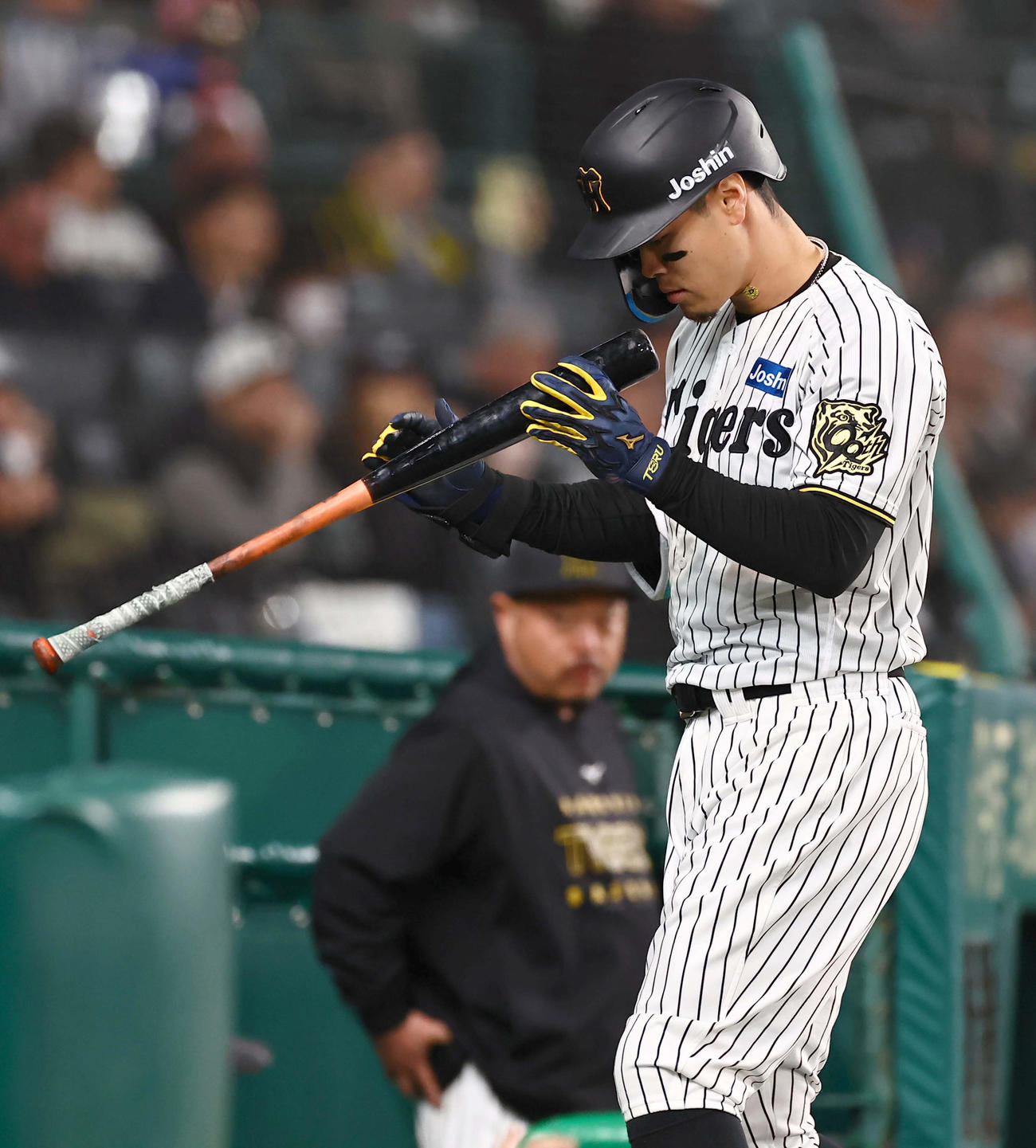 阪神対ヤクルト　8回裏阪神無死一塁、佐藤輝は三振に倒れる（撮影・上田博志）