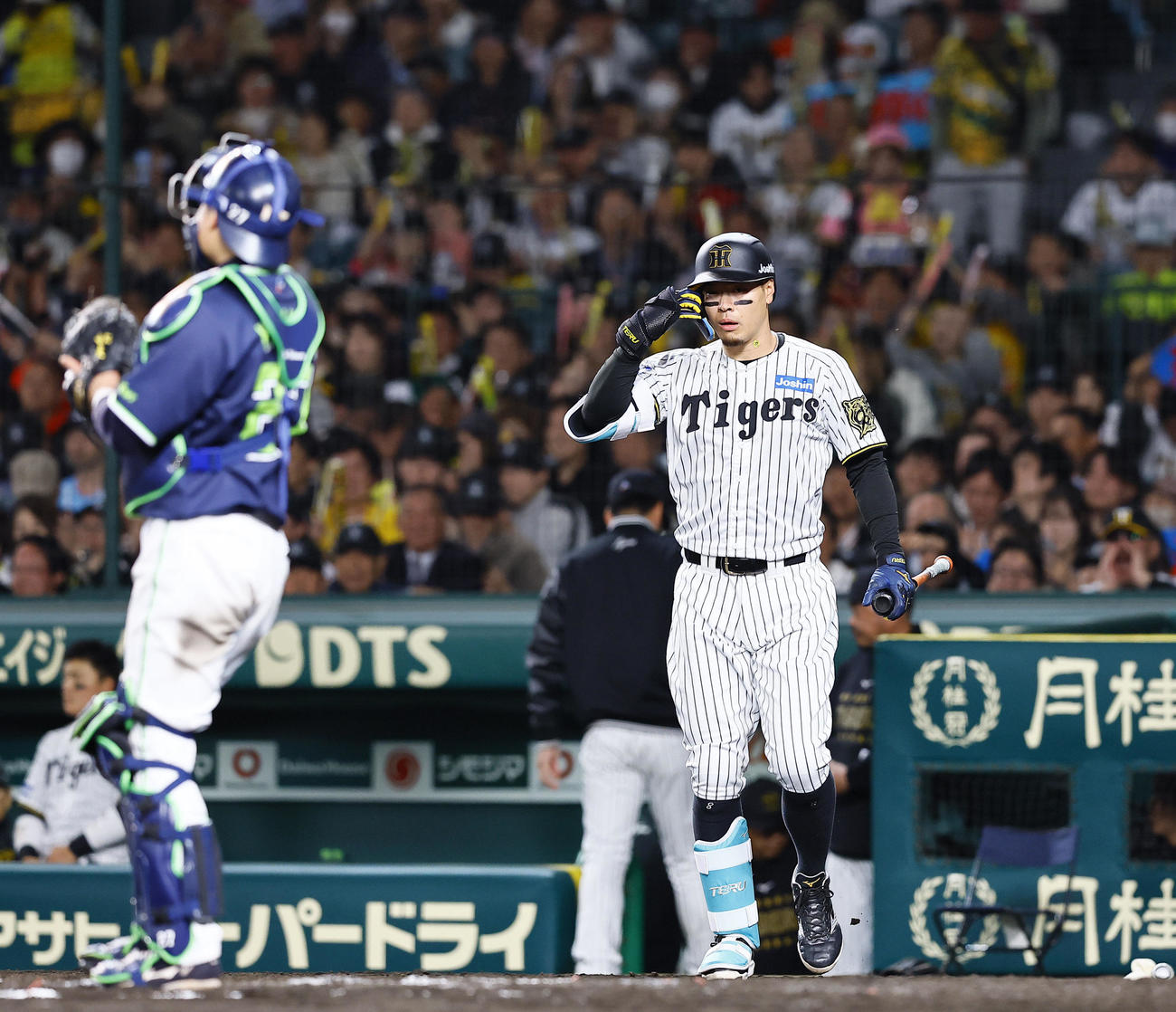 阪神対ヤクルト　8回裏阪神無死一塁、打席に向かう代打佐藤輝（撮影・藤尾明華）