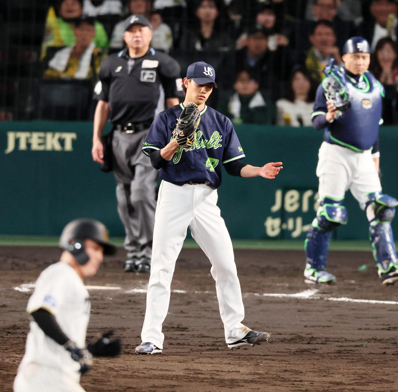 阪神対ヤクルト　8回裏阪神2死一塁、高橋は中野を遊飛に仕留め手を叩く（撮影・加藤哉）