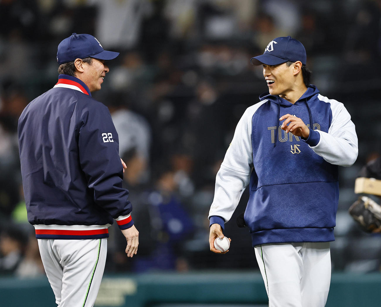 阪神対ヤクルト　阪神に勝利し、高津監督（左）に声をかけられ笑顔を見せるヤクルト高橋（撮影・藤尾明華）