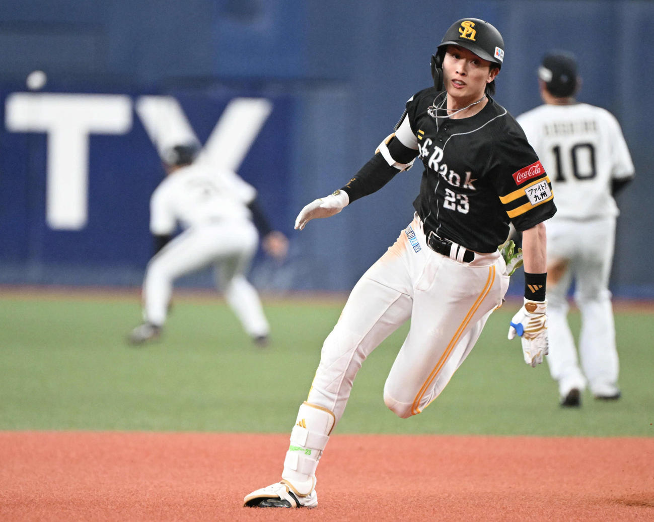 オリックス対ソフトバンク　6回表ソフトバンク2死二塁、右中間に適時三塁打を放つ周東（撮影・和賀正仁）