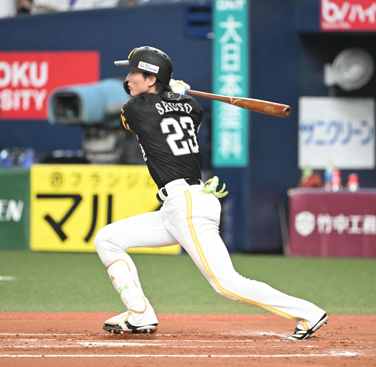オリックス対ソフトバンク　6回表ソフトバンク2死二塁、右中間に適時三塁打を放つ周東（撮影・和賀正仁）
