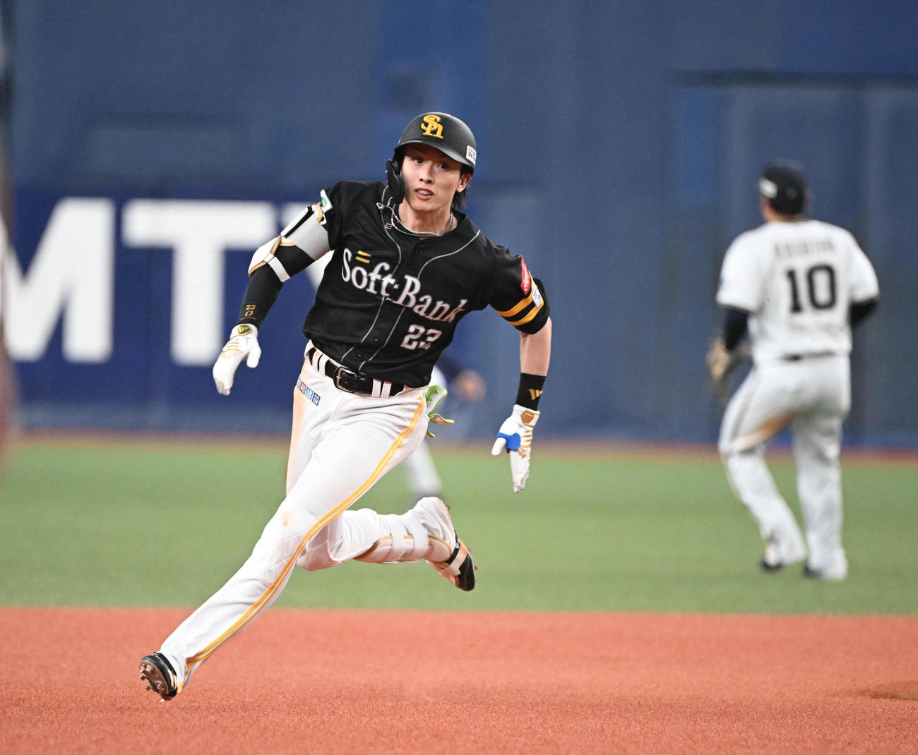 オリックス対ソフトバンク　6回表ソフトバンク2死二塁、右中間に適時三塁打を放つ周東（撮影・和賀正仁）