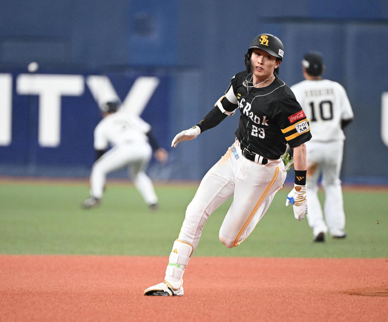 オリックス対ソフトバンク　6回表ソフトバンク2死二塁、右中間に適時三塁打を放つ周東（撮影・和賀正仁）