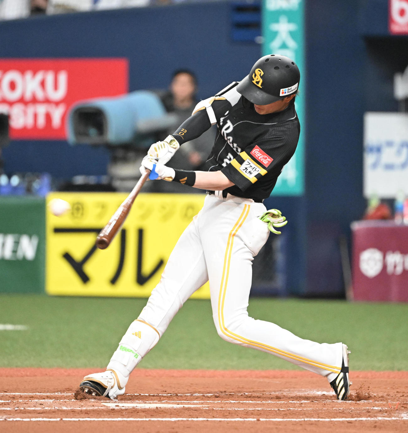 オリックス対ソフトバンク　6回表ソフトバンク2死二塁、右中間に適時三塁打を放つ周東（撮影・和賀正仁）