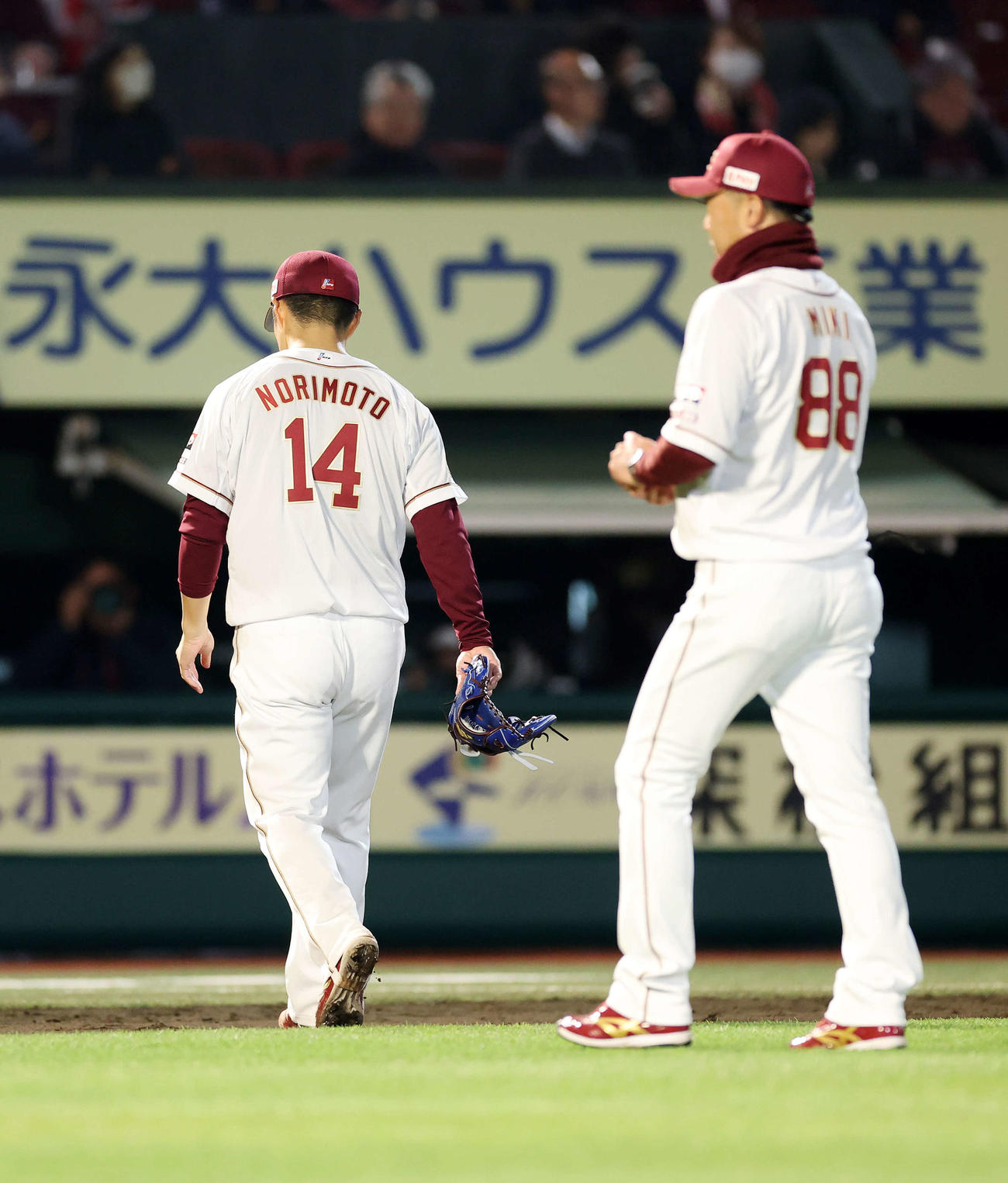 楽天対日本ハム　9回表、降板する楽天則本（左）（撮影・鈴木正人）　