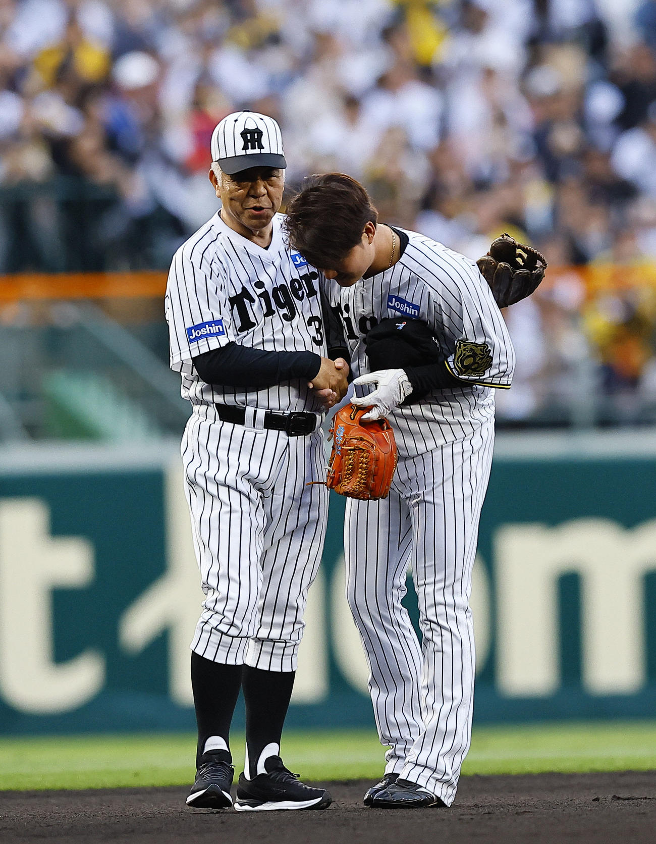 阪神対ヤクルト　三塁で渡辺（右）に声をかける掛布氏（撮影・藤尾明華）