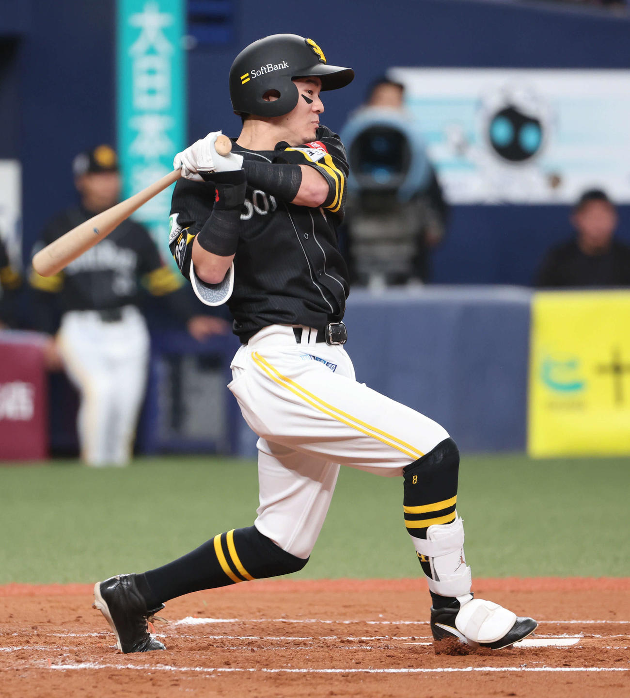 オリックス対ソフトバンク　2回表ソフトバンク1死二塁、牧原大は右へ適時三塁打を放つ（撮影・西尾就之）