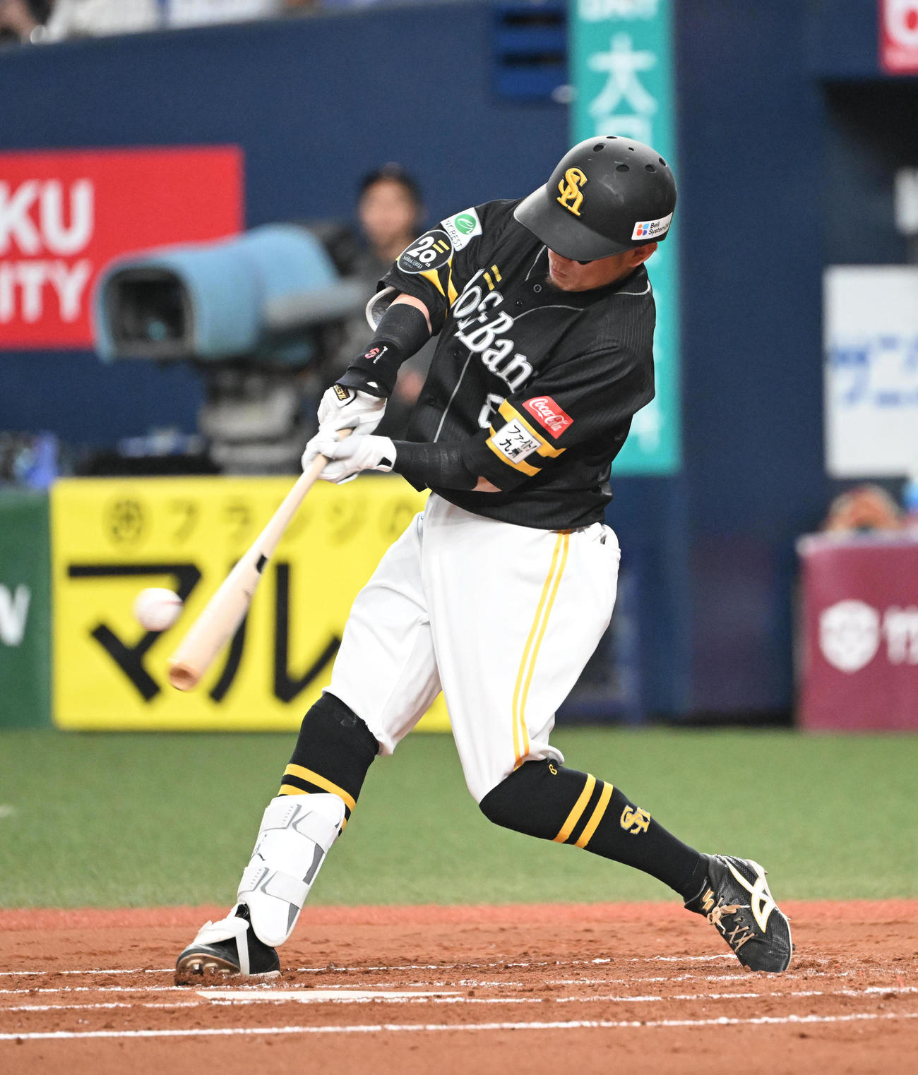 オリックス対ソフトバンク　2回表ソフトバンク1死二塁、右翼に適時三塁打を放つ牧原大（撮影・和賀正仁）