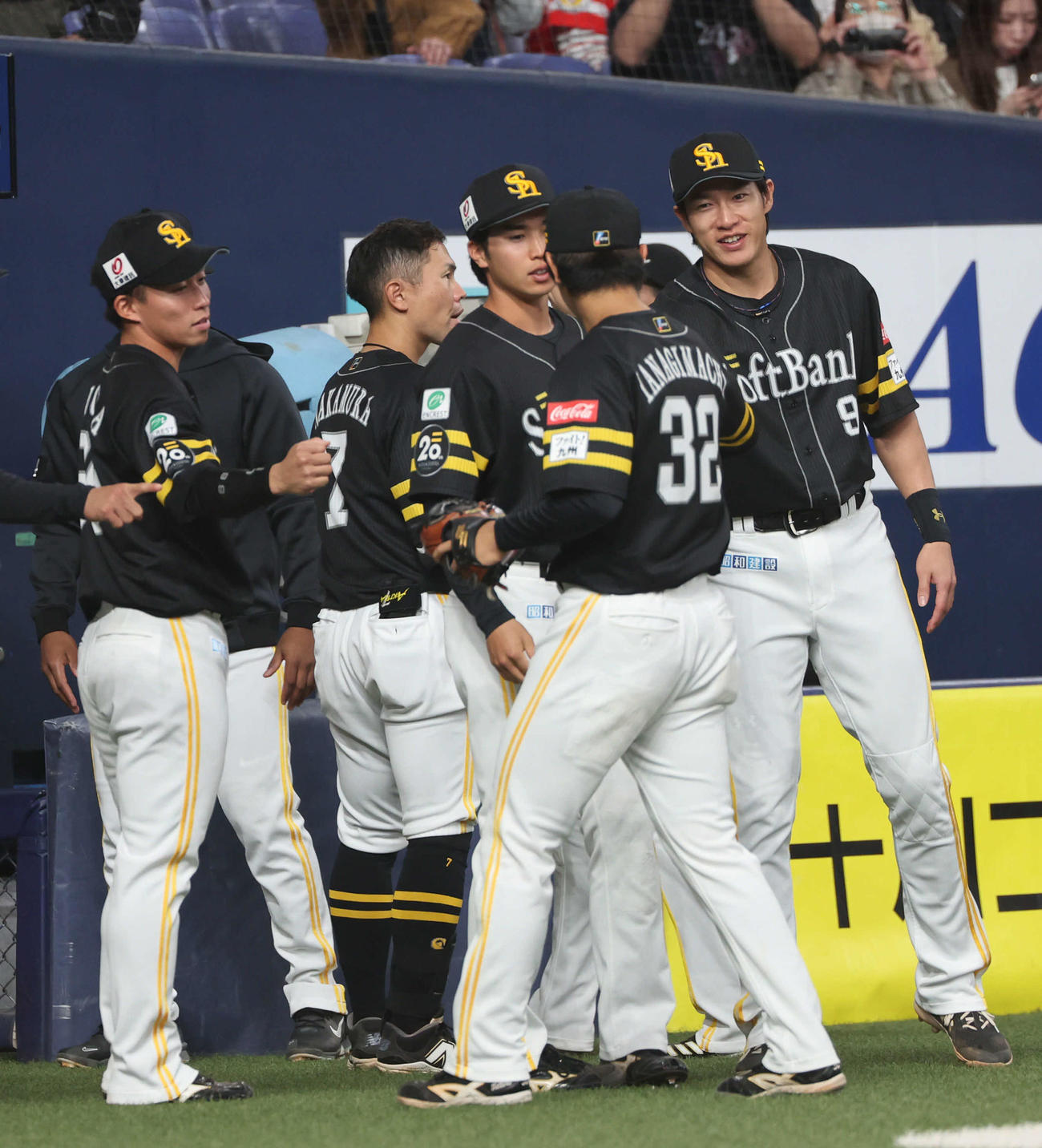 オリックス対ソフトバンク　2回の守備を終えた柳町らを出迎えるソフトバンク柳田（右）（撮影・西尾就之）