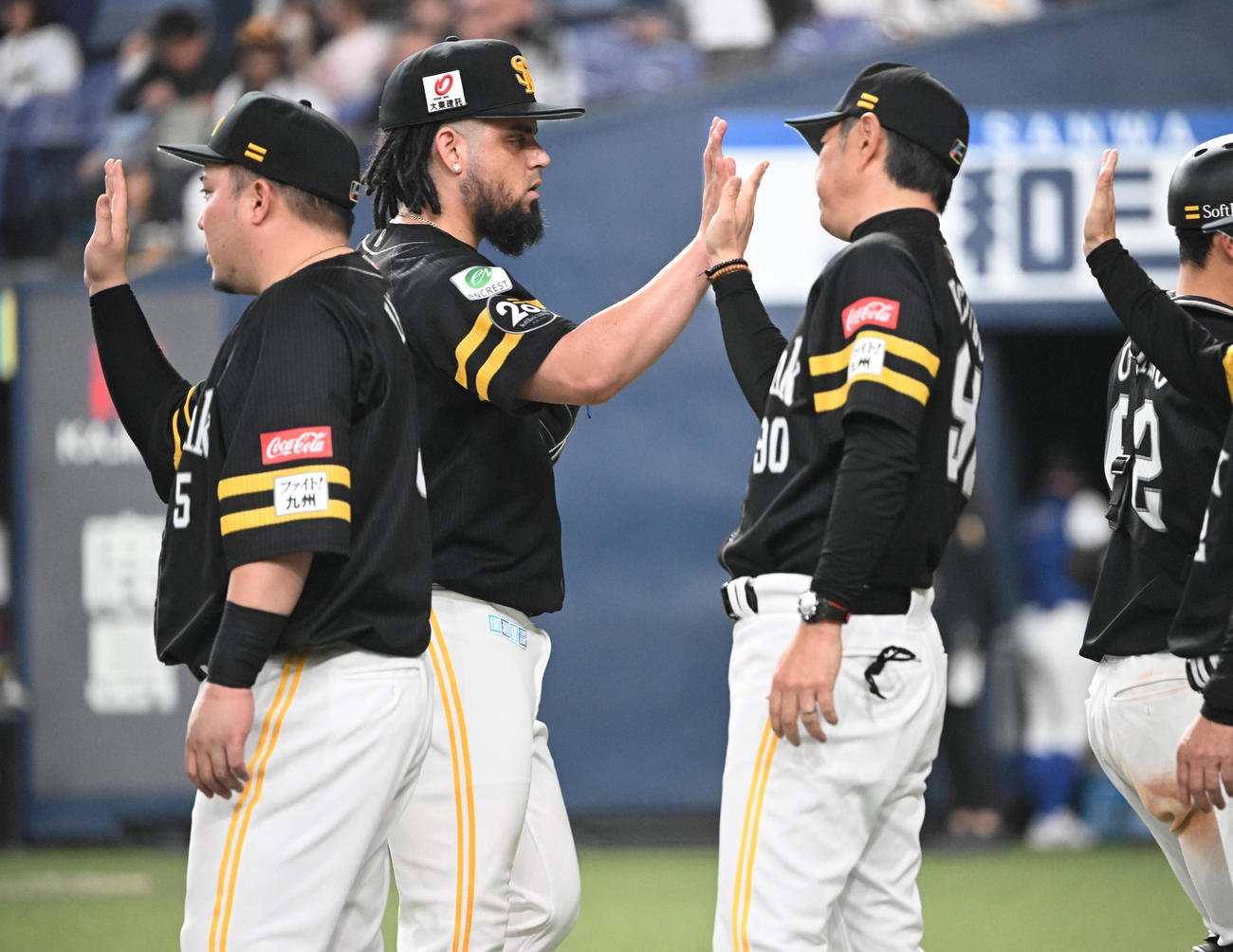 オリックス対ソフトバンク　オリックスに勝利しナインを迎えるソフトバンク小久保裕督（撮影・和賀正仁）