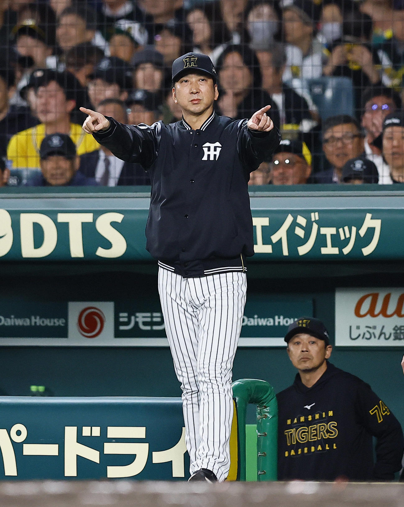 阪神対ヤクルト　7回裏阪神1死一、二塁、代打原口の三ゴロ併殺で、藤川監督がリクエストを要求するも認められず（撮影・藤尾明華）
