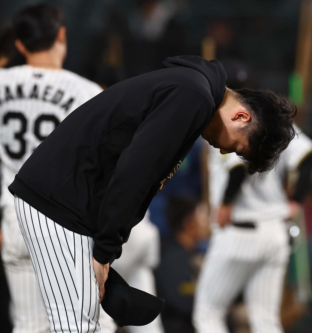 阪神対ヤクルト　1失点で負けた才木は頭を下げてベンチに引き揚げる（撮影・上田博志）