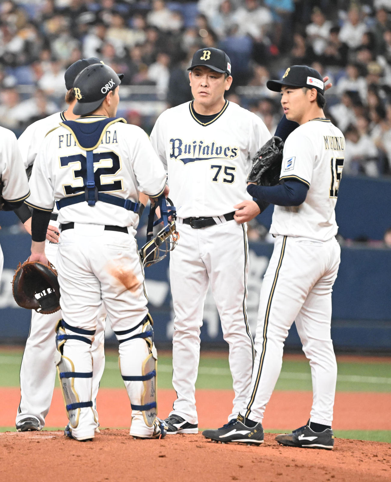 オリックス対ソフトバンク　5回表、ピンチを迎え厚沢コーチの話を聞く椋木（右）（撮影・和賀正仁）