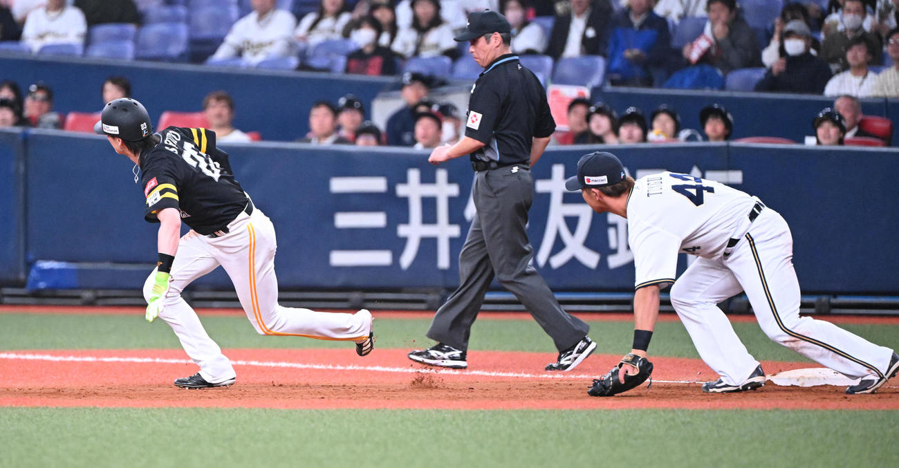オリックス対ソフトバンク　2回表ソフトバンク1死一塁、打者川瀬の時、椋木は一塁に悪送球（撮影・和賀正仁）