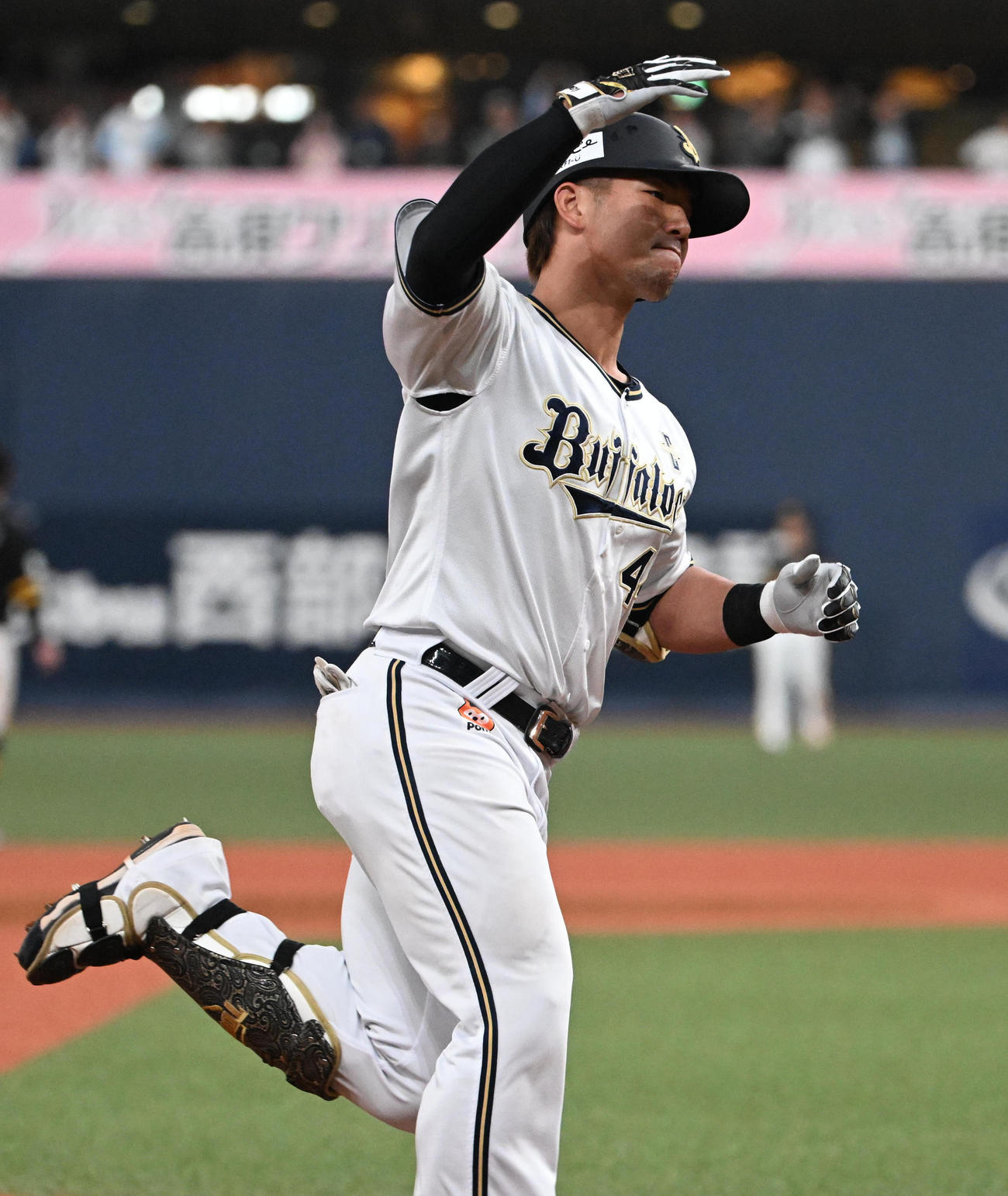オリックス対ソフトバンク　6回裏オリックス1死一塁、左越え本塁打を放ち本塁に向かう頓宮（撮影・和賀正仁）