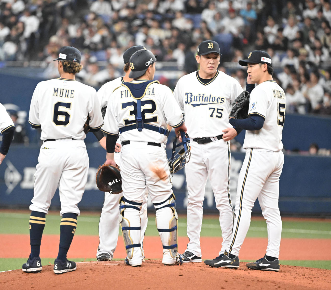 オリックス対ソフトバンク　5回表、ピンチを迎え厚沢コーチの話を聞く椋木（右）（撮影・和賀正仁）