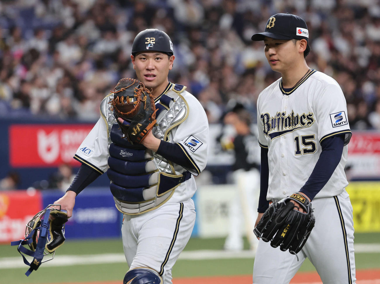オリックス対ソフトバンク　2回を投げ終え、ベンチに戻るオリックス椋木（右）と福永（撮影・西尾就之）