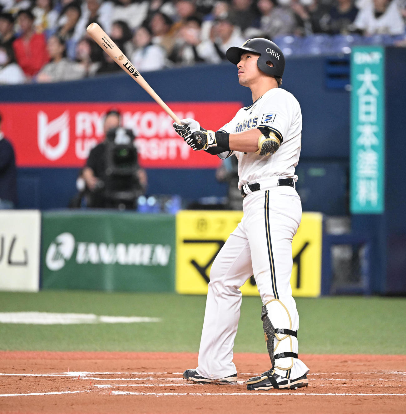 オリックス対ソフトバンク　6回裏オリックス1死一塁、左越え本塁打を放つ頓宮（撮影・和賀正仁）
