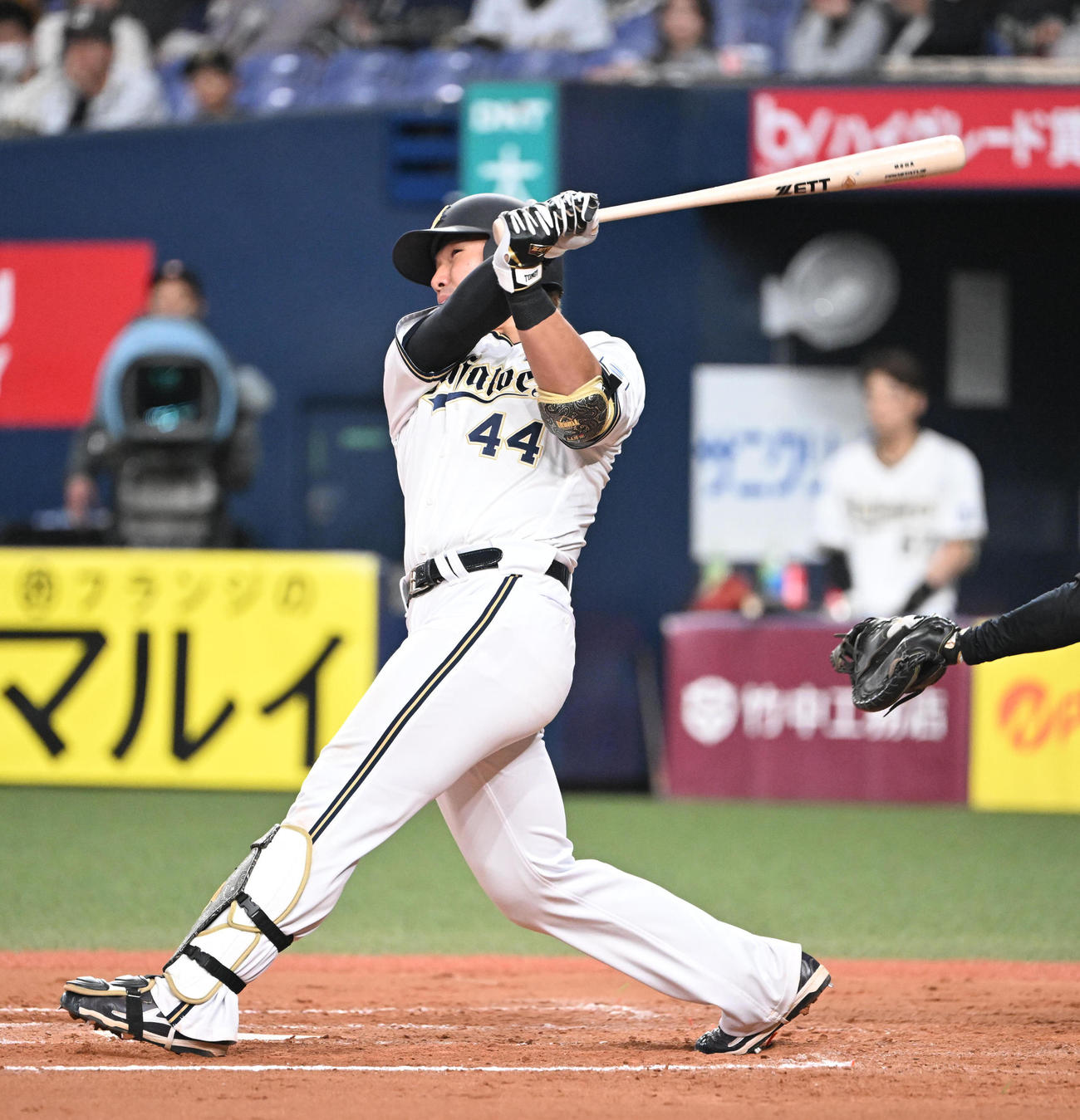 オリックス対ソフトバンク　6回裏オリックス1死一塁、左越え本塁打を放つ頓宮（撮影・和賀正仁）