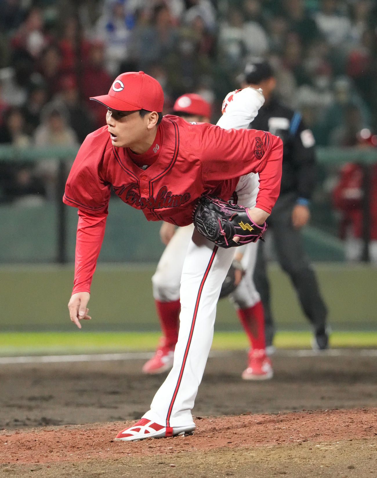 中日対広島　9回裏、広島4番手で登板する栗林（撮影・森本幸一）