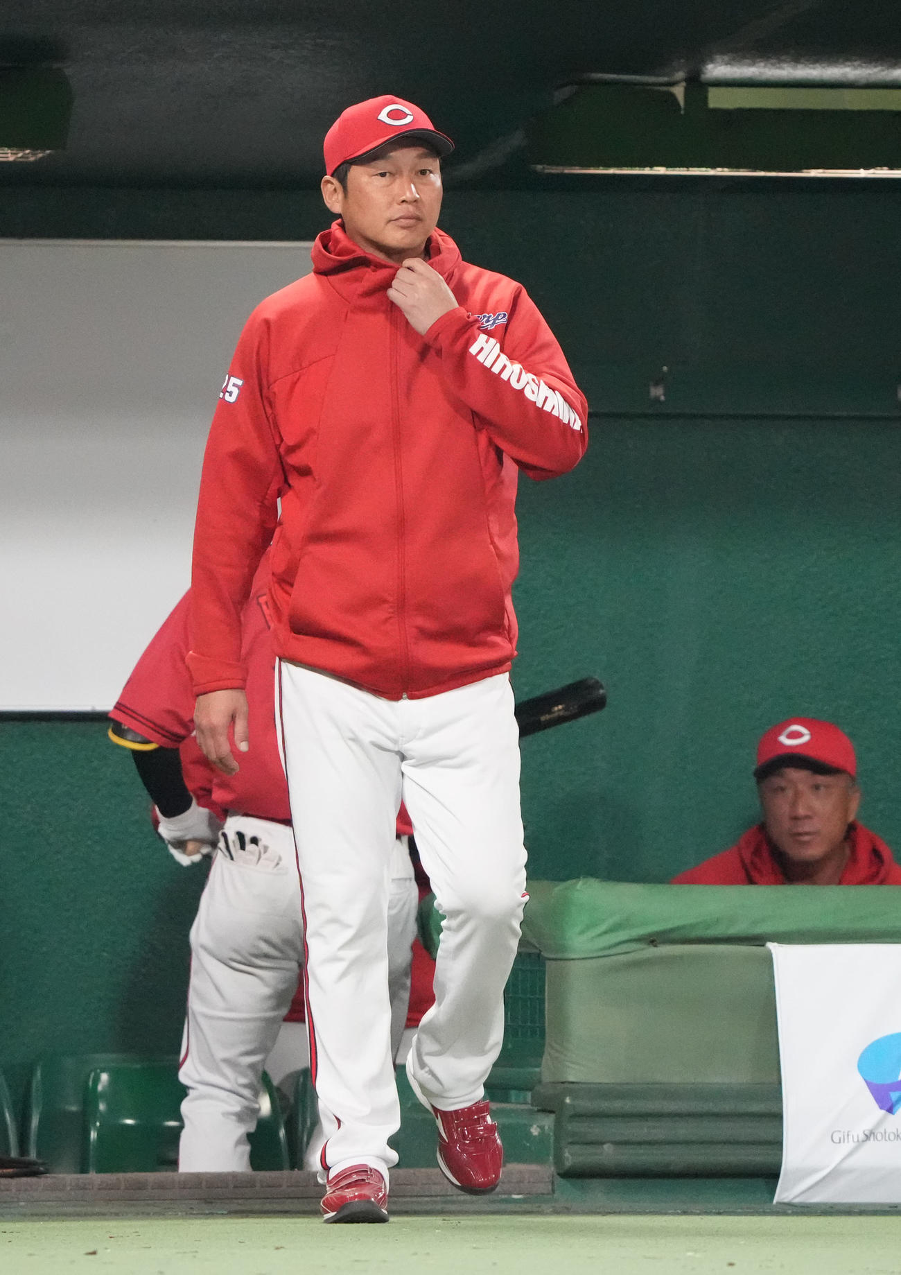 中日対広島　10回表終了、選手交代を告げる新井監督（撮影・森本幸一）