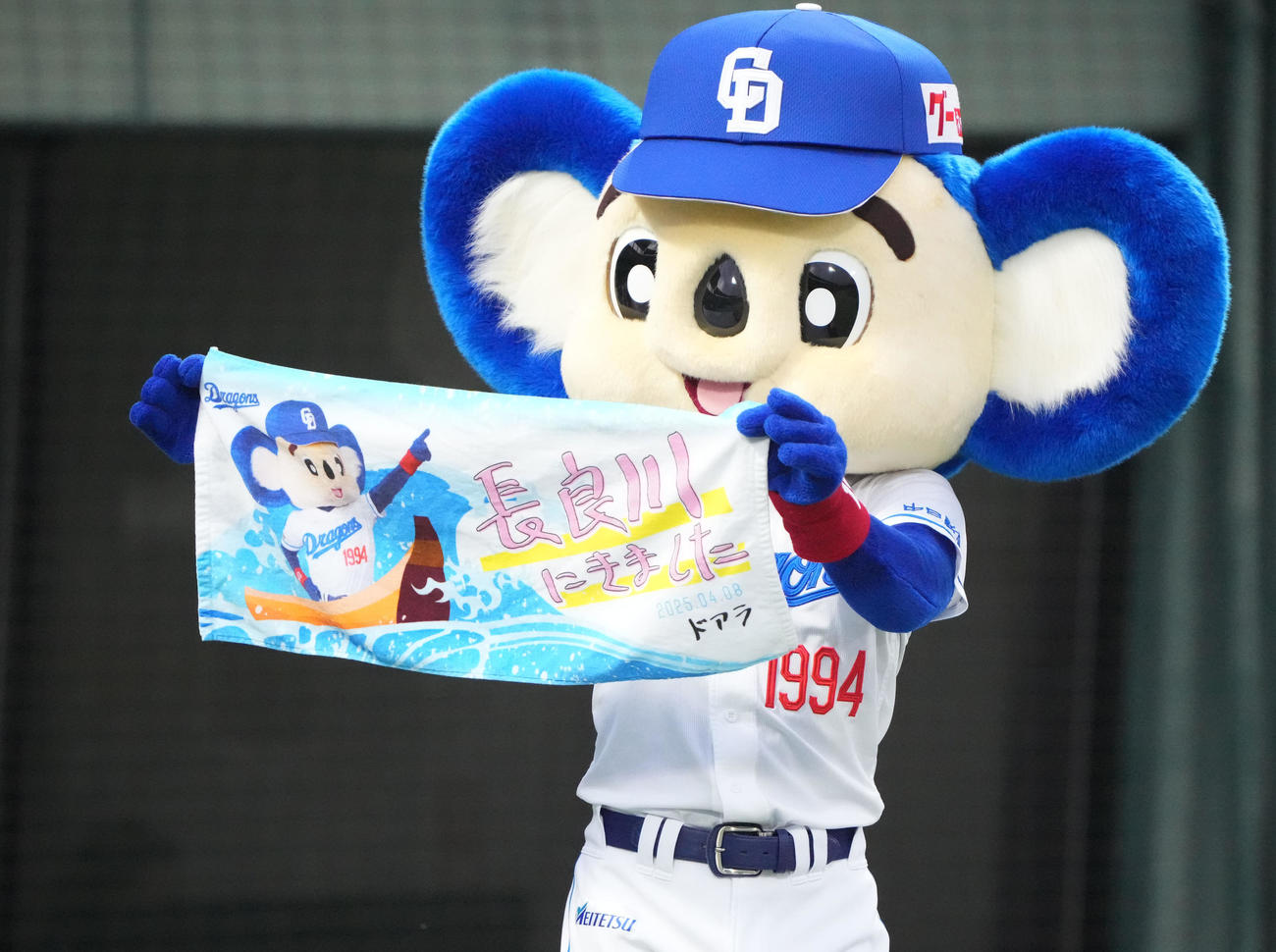 中日対広島　試合前、今日の試合会場オリジナルタオルをPRするドアラ（撮影・森本幸一）