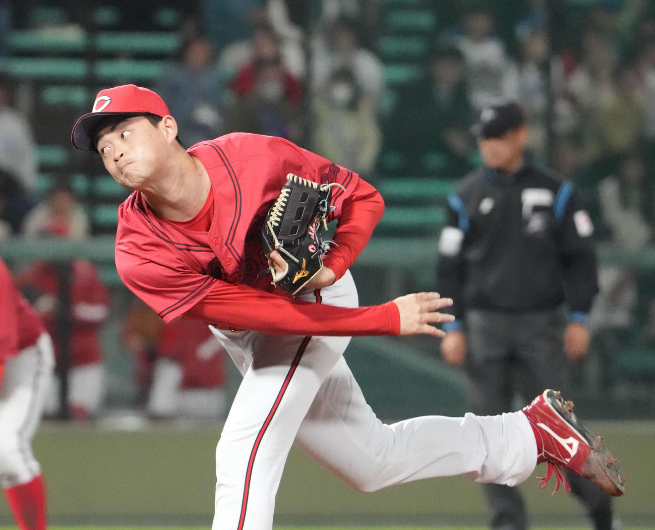 中日対広島　12回裏、広島7番手で登板する岡本（撮影・森本幸一）