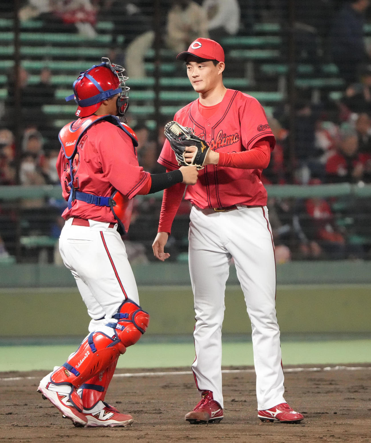 中日対広島　試合終了、岡本（右）は石原とタッチを交わす（撮影・森本幸一）