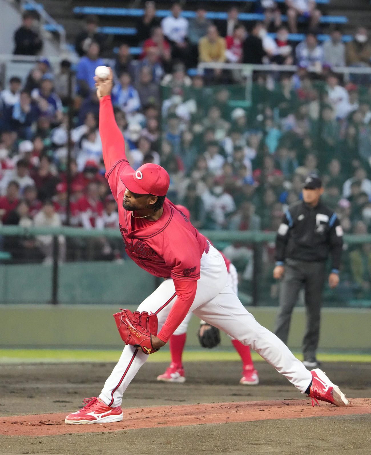中日対広島　1回裏、登板する広島先発のドミンゲス（撮影・森本幸一）