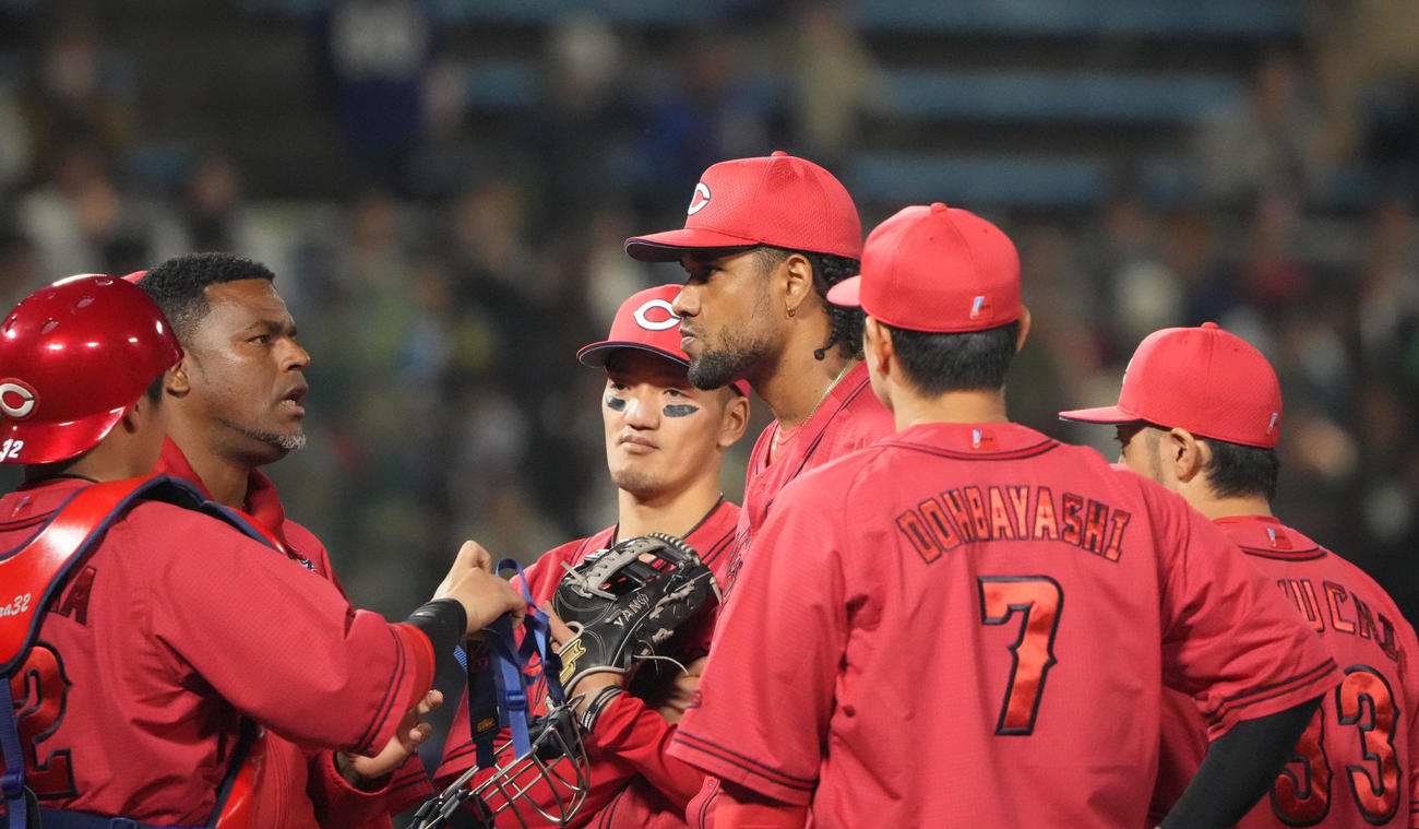 中日対広島　4回裏中日1死満塁、マウンドのドミンゲス（中央）のもとに集まる広島ナイン（撮影・森本幸一）