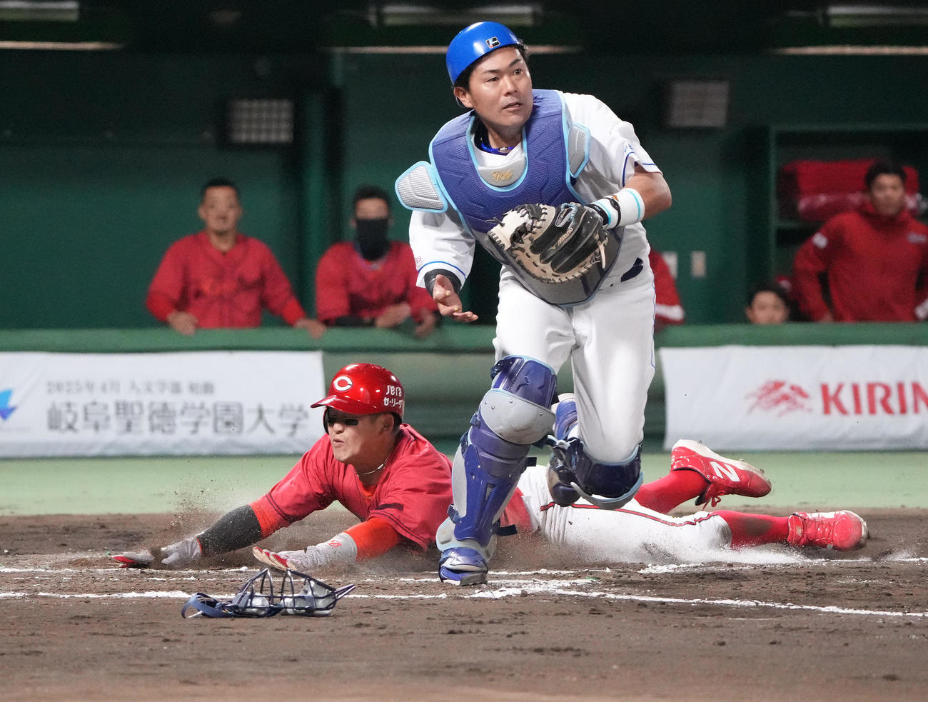 中日対広島　7回表広島1死三塁、末包の投手適時内野安打で生還する小園（左）捕手は木下（撮影・森本幸一）
