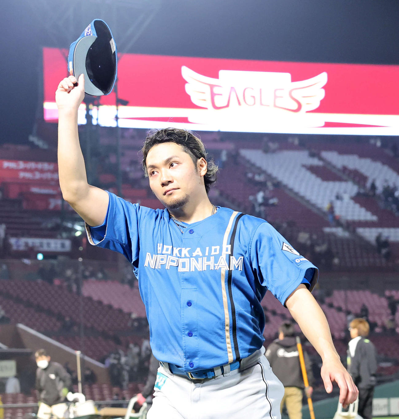 楽天対日本ハム　勝利しファンの声援に応える日本ハム伊藤（撮影・鈴木正人）　