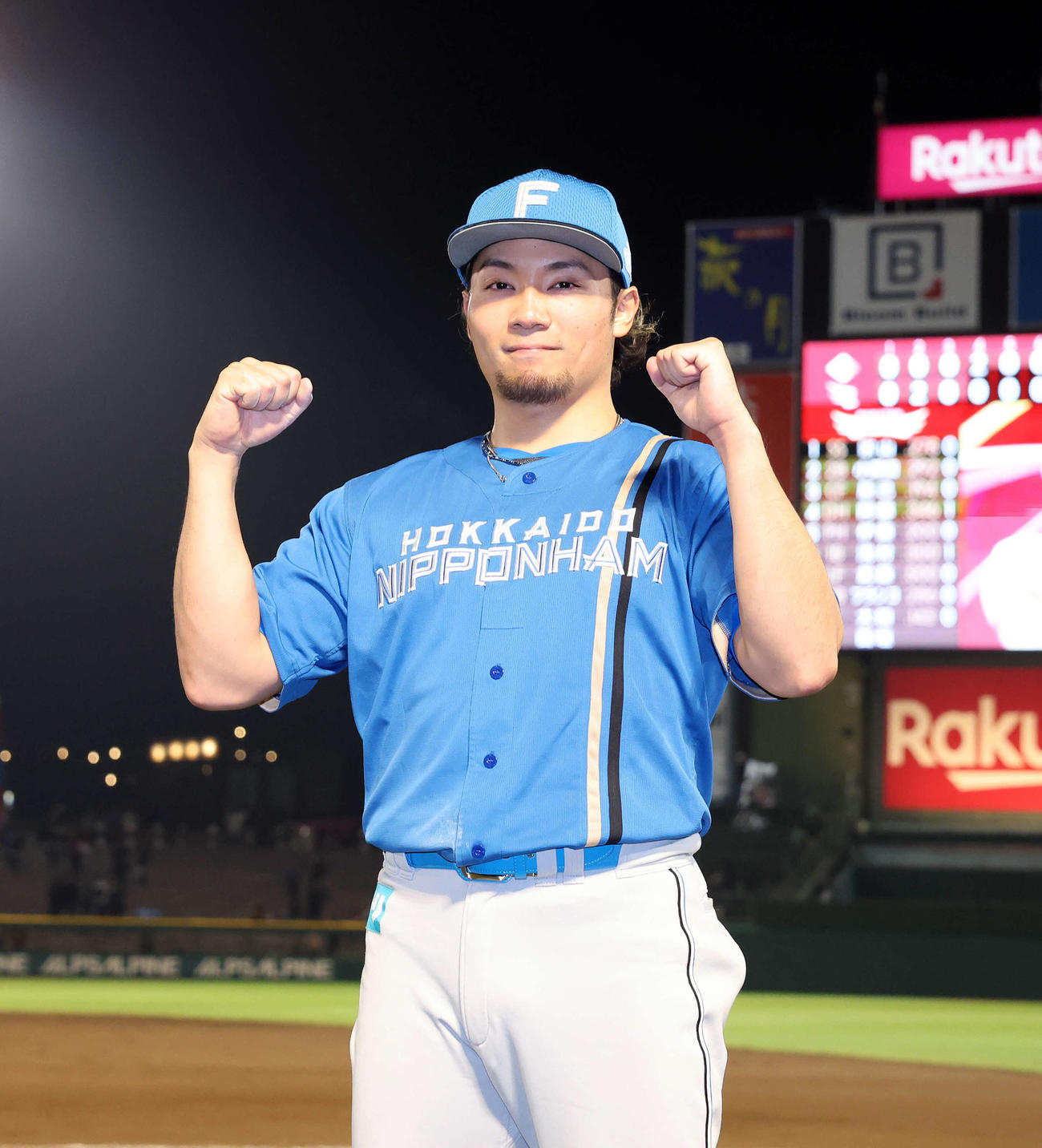 楽天対日本ハム　勝利しガッツポーズする日本ハム伊藤（撮影・鈴木正人）　