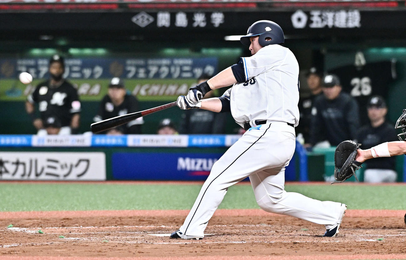 西武対ロッテ　9回裏西武1死一塁、代打中村剛は左中間へ2点本塁打を放つ（撮影・滝沢徹郎）