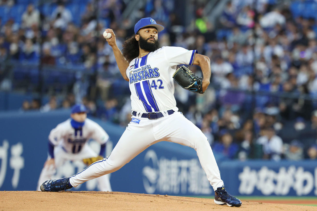 DeNA対巨人　DeNA先発のジャクソン（撮影・宮地輝）