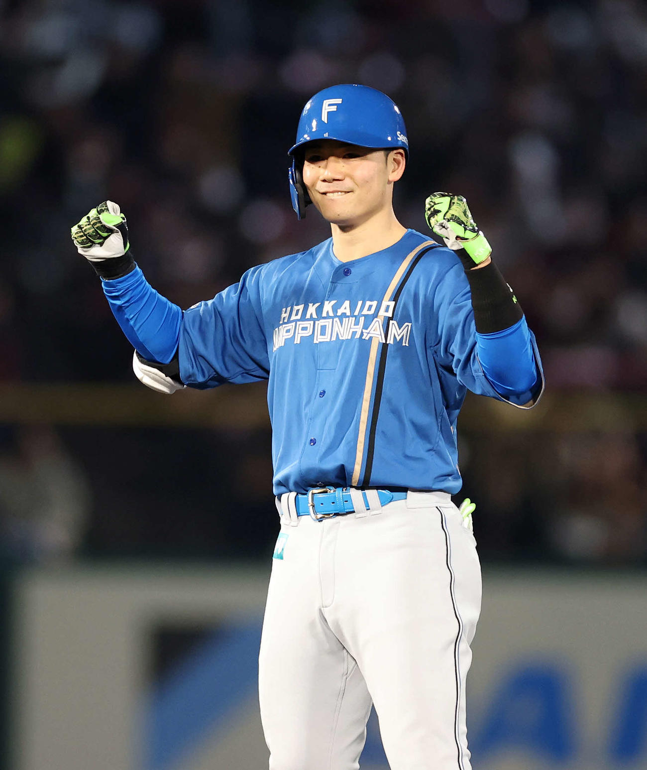 楽天対日本ハム　9回表日本ハム2死一、二塁、清宮幸は中越え適時二塁打を放ちガッツポーズ（撮影・鈴木正人）　