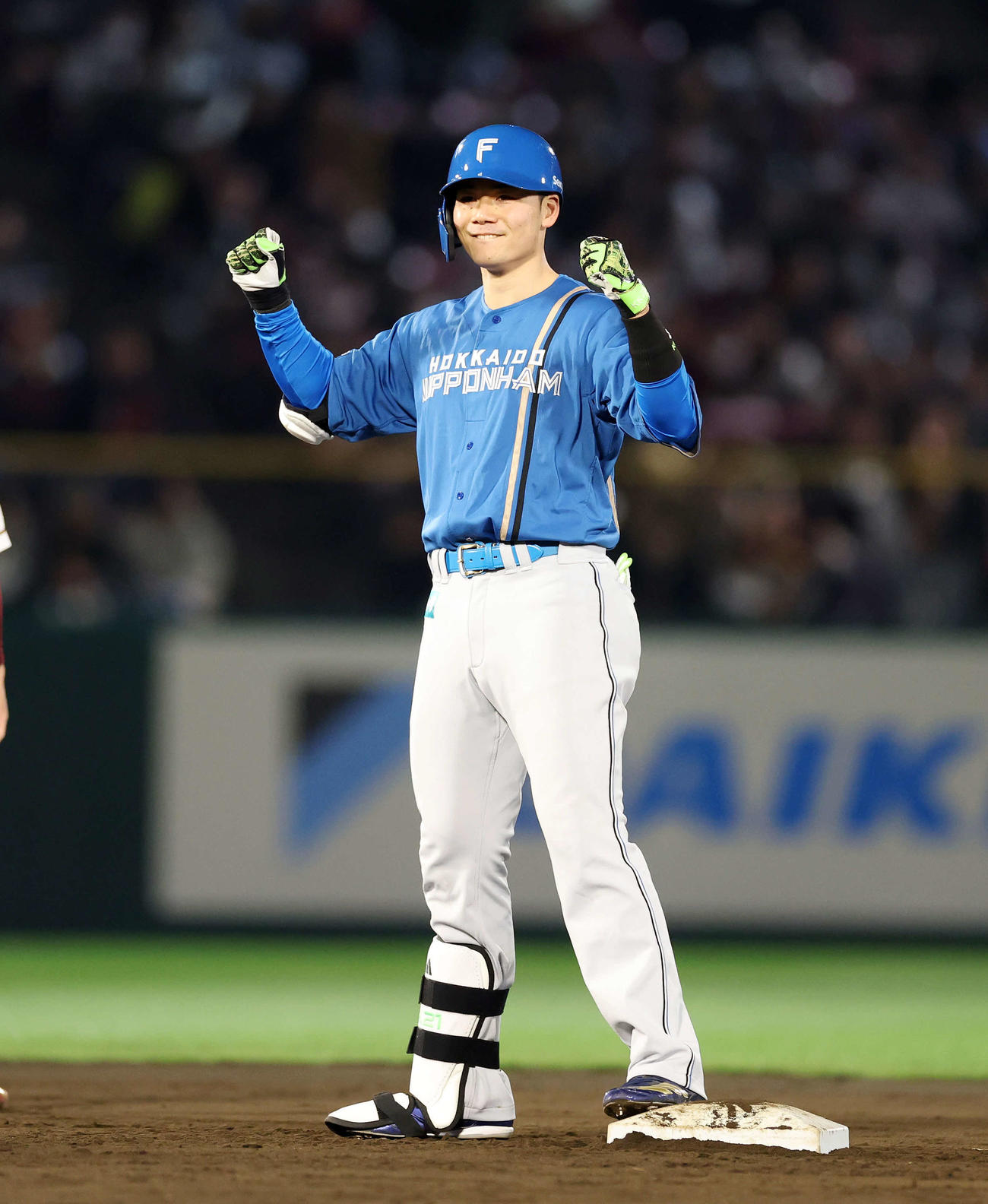 楽天対日本ハム　9回表日本ハム2死一、二塁、清宮幸は中越え適時二塁打を放ちガッツポーズ（撮影・鈴木正人）　