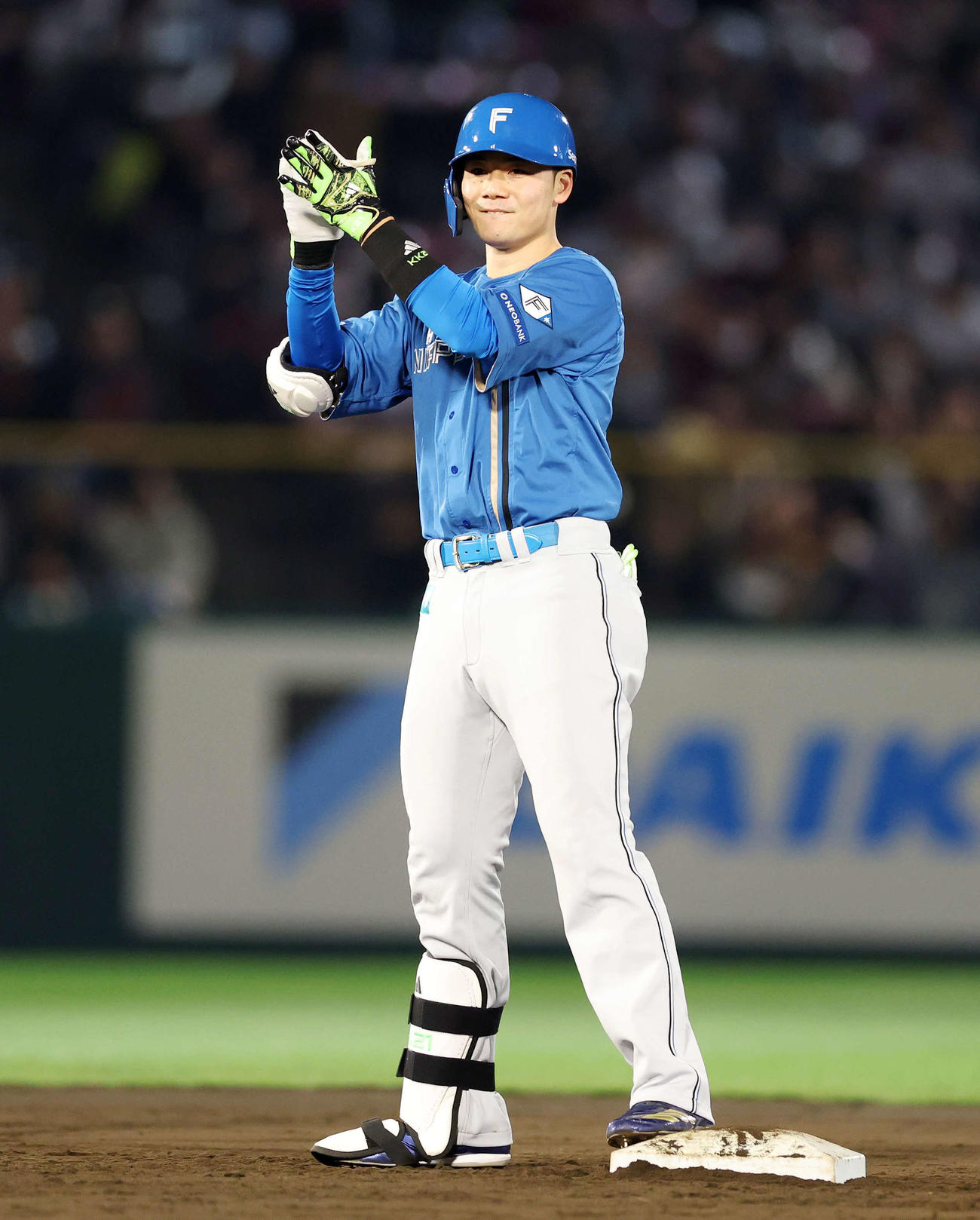 楽天対日本ハム　9回表日本ハム2死一、二塁、清宮幸は中越え適時二塁打を放ち拍手する（撮影・鈴木正人）　