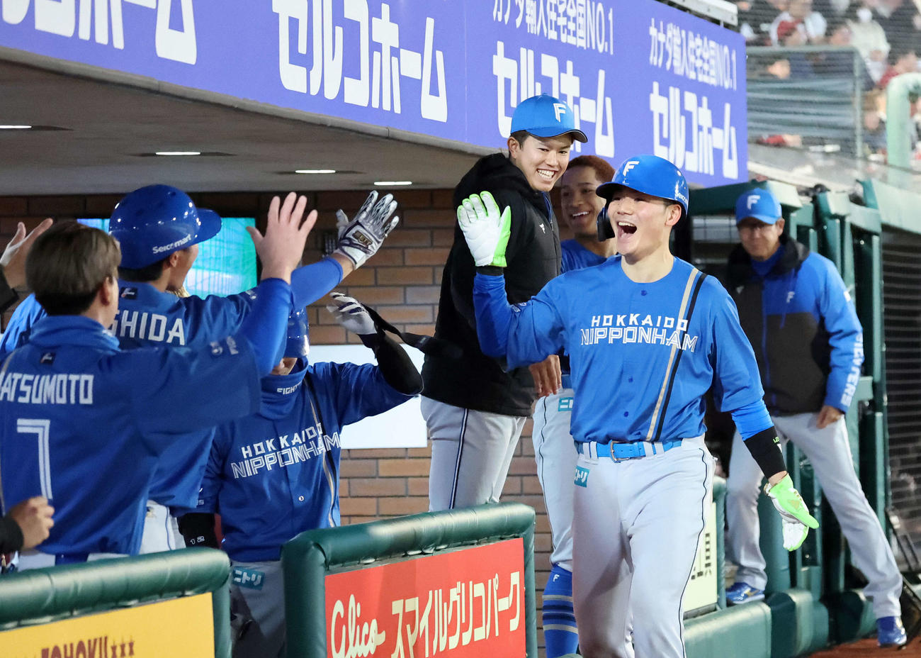 楽天対日本ハム　9回表日本ハム2死二塁、レイエスの中前適時打で生還した清宮幸（右手前）はベンチ前で喜ぶ（撮影・鈴木正人）　