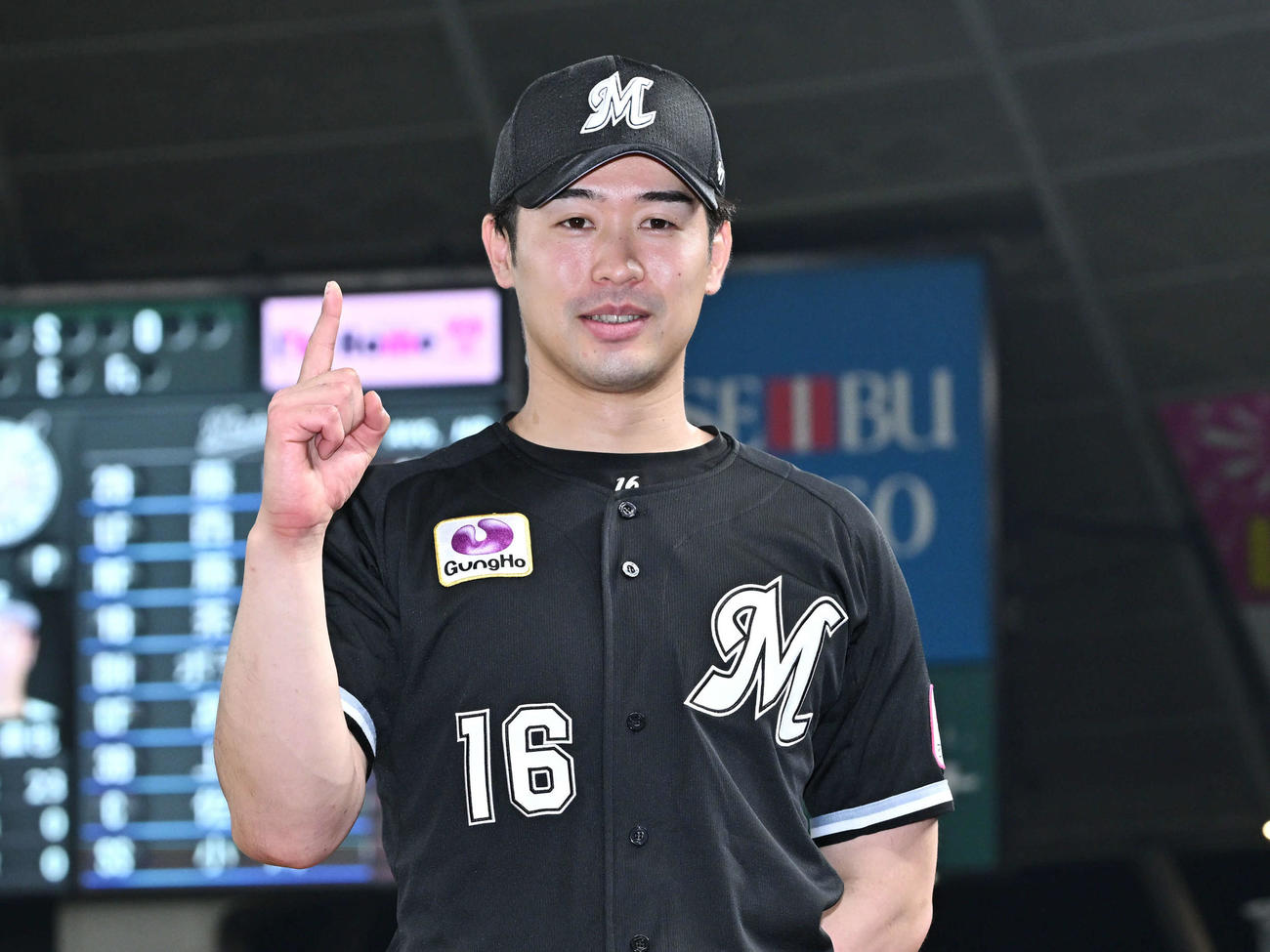 西武対ロッテ　今季初勝利のロッテ種市は「1」のポーズで記念撮影する（撮影・滝沢徹郎）