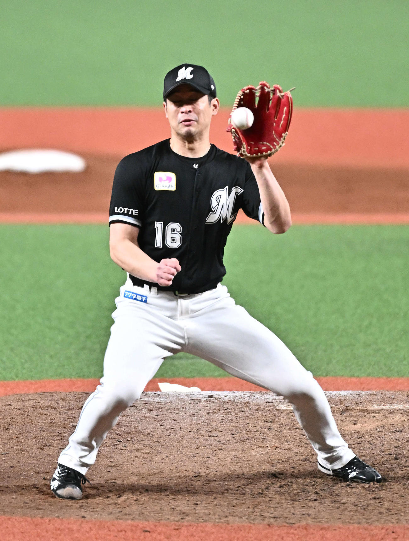 西武対ロッテ　6回裏西武1死一塁、西川の打球を好捕し併殺打に仕留める種市（撮影・滝沢徹郎）