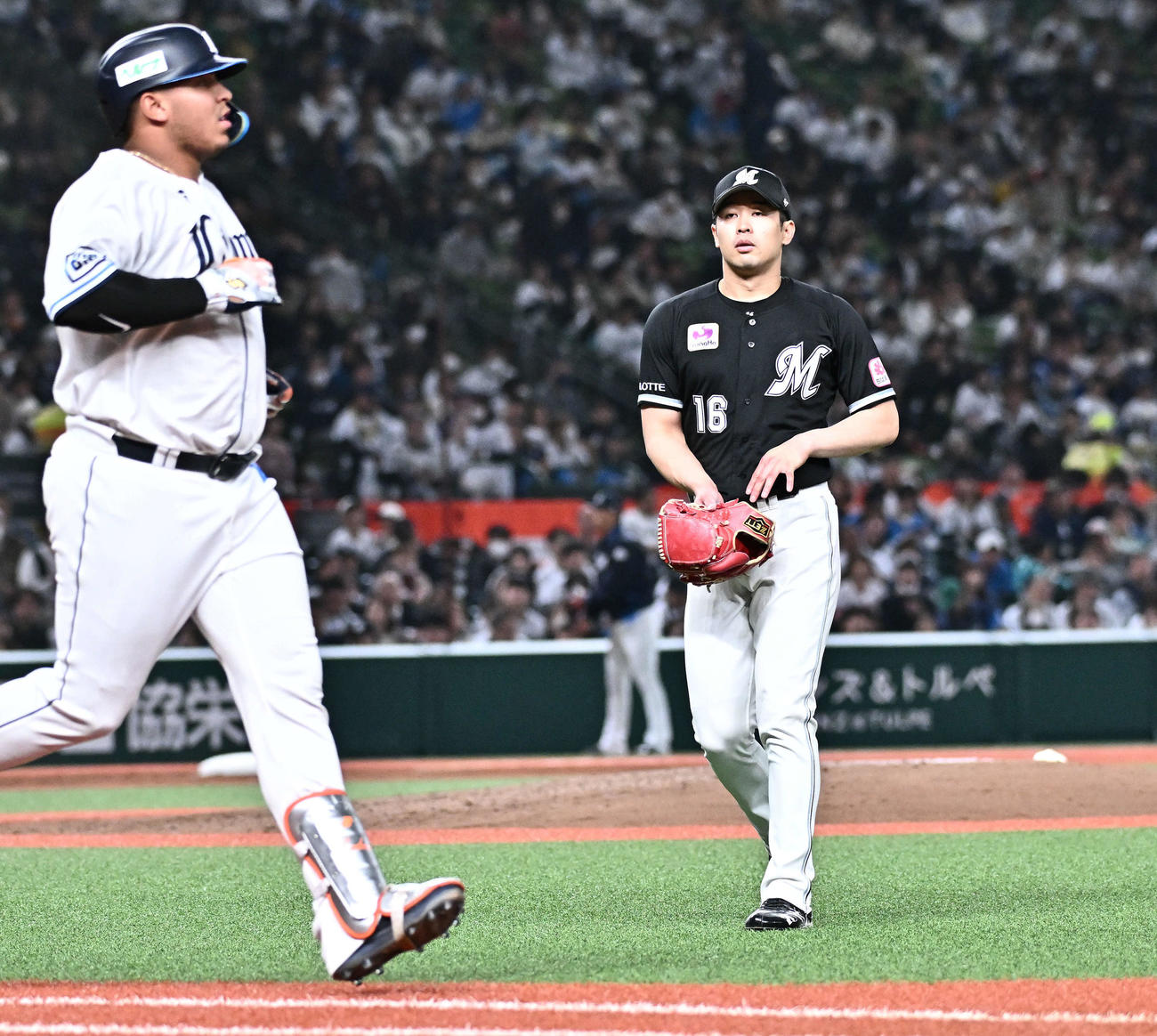 西武対ロッテ　4回裏西武2死、セデーニョ（手前）を二飛に打ち取った種市（撮影・滝沢徹郎）