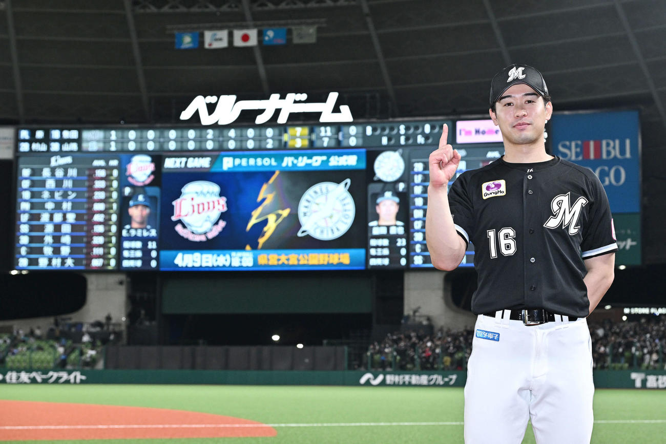 西武対ロッテ　今季初勝利のロッテ種市は「1」のポーズで記念撮影する（撮影・滝沢徹郎）