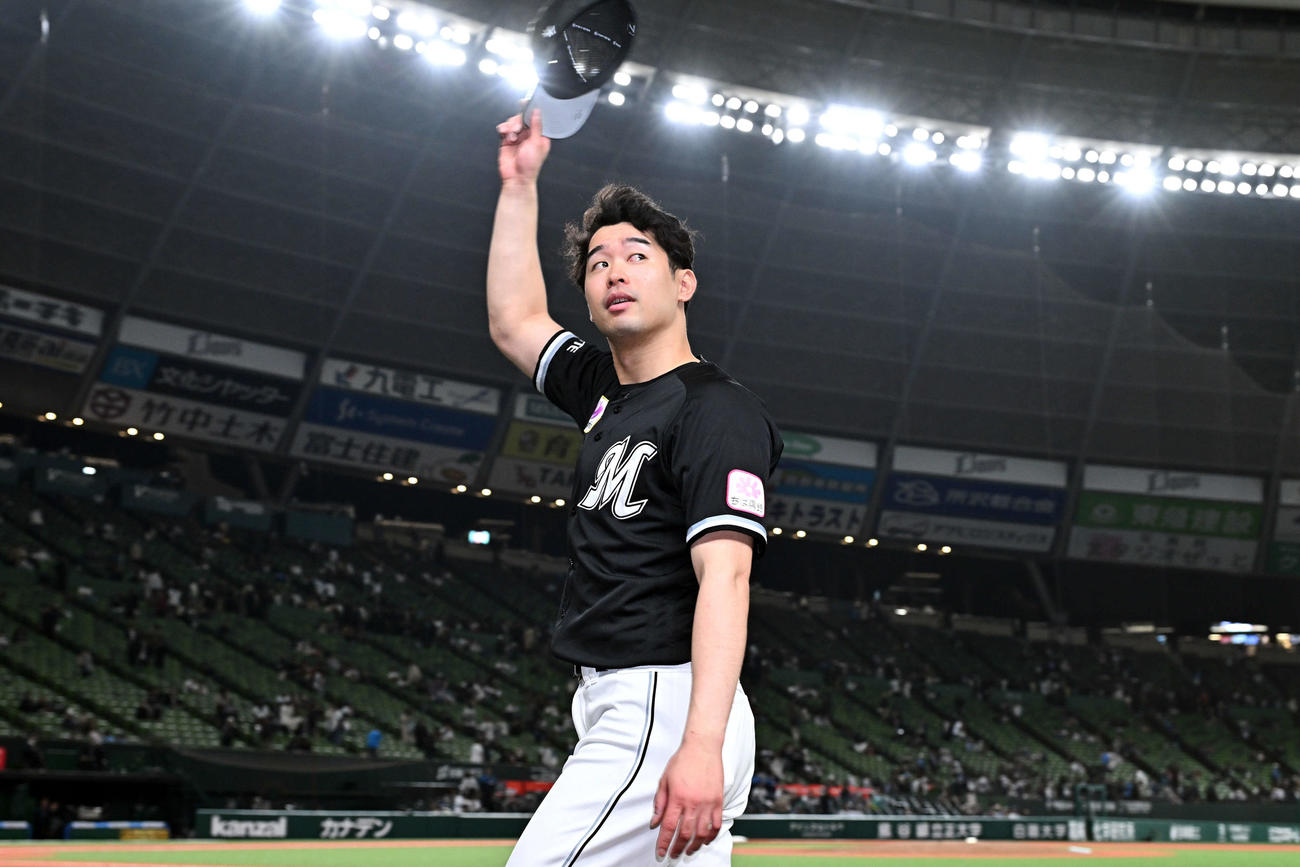 西武対ロッテ　試合後、ファンの祝福に応じる勝利投手のロッテ種市（撮影・滝沢徹郎）