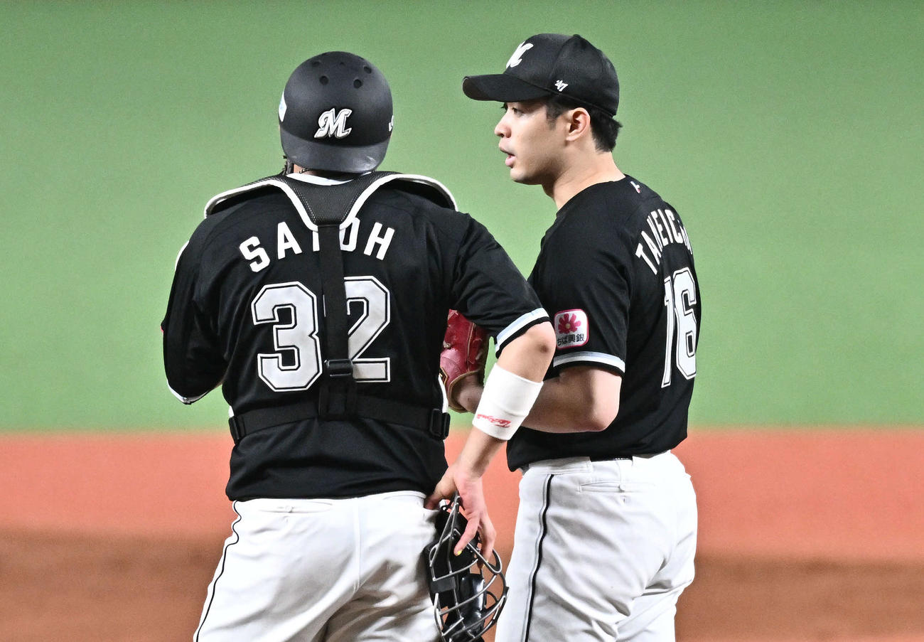 西武対ロッテ　6回裏、マウンドで話すロッテ佐藤（左）と種市（撮影・滝沢徹郎）