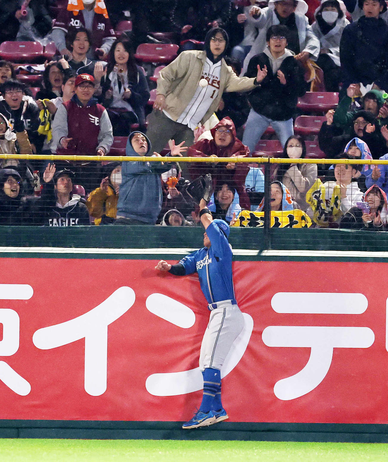 楽天対日本ハム　2回裏楽天1死一塁、浅村が放った左中間2点本塁打の打球（撮影・鈴木正人）　